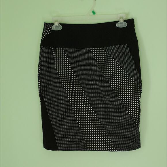 EUC! Worthington Petite Mod Style Black Abstract Polkadot Pencil Skirt Size 6P - Picture 3 of 8